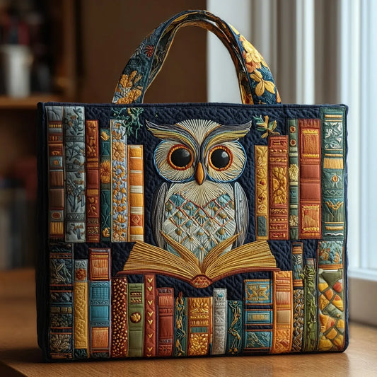 Bolso de búho hecho a mano entre libros antiguos