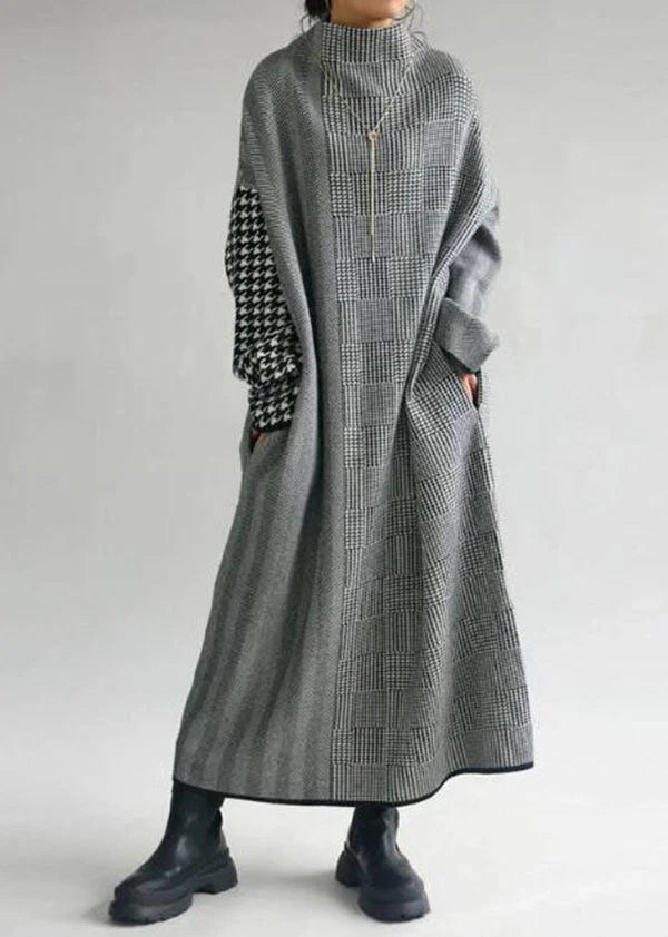 Vestido Largo de Punto Italiano con Cuello Alto y Diseño Patchwork