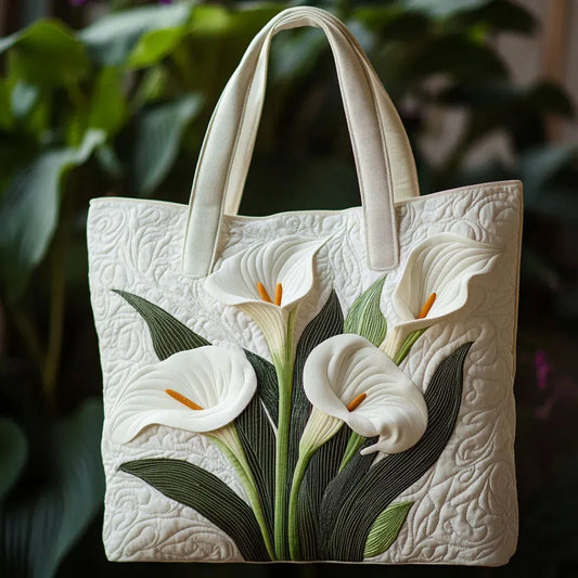 Bolso acolchado hecho a mano con lirios blancos.