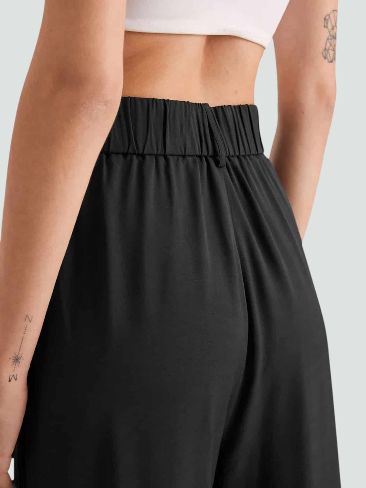 ELENA | PANTALÓN NEGRO DE PERNERA ANCHA CON CAÍDA SUAVE